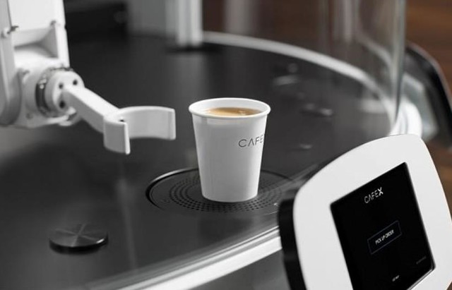 国外现超级咖啡机器人 一小时120杯造型科幻 国外现超级咖啡机器人 一小时120杯造型科幻